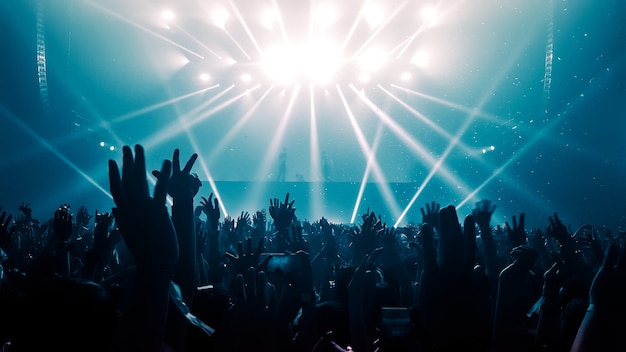 Photo happy people dance in nightclub party concert