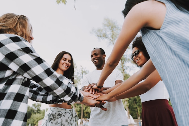 Happy People Teamwork amis empiler des mains