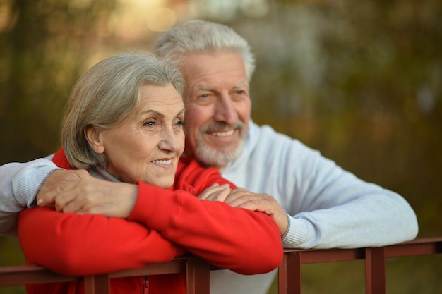 Happy Senior couple en automne parc sur banc