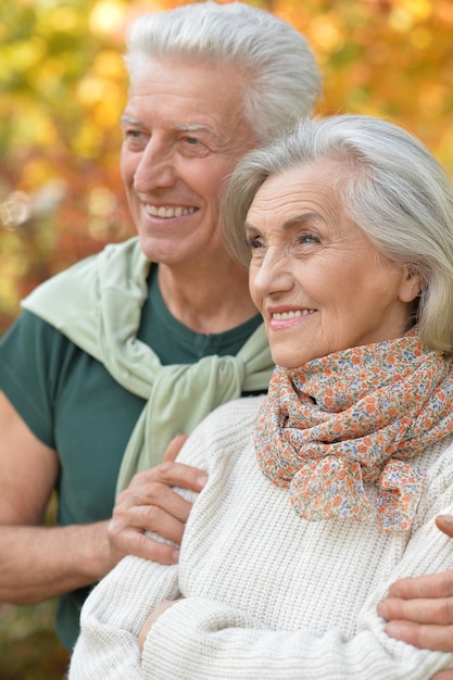 Happy Senior couple en automne parc étreindre