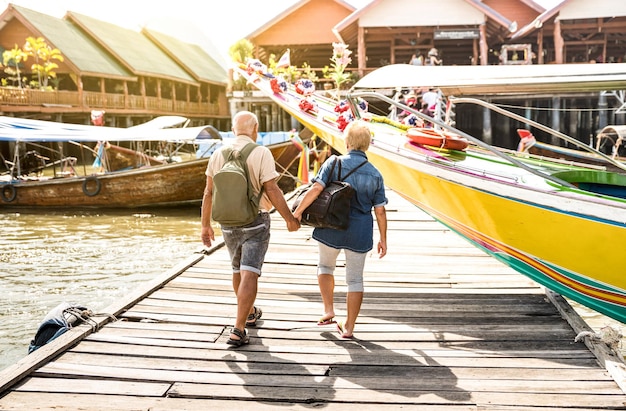 Happy senior couple walking holding hand au village flottant musulman de Koh Panyi