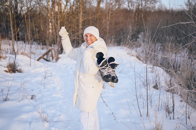 Happy senior senior woman in white outwear chaud