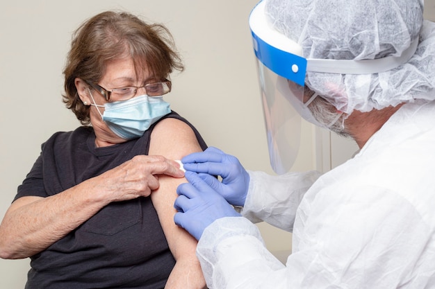 Happy senior woman après avoir reçu le vaccin