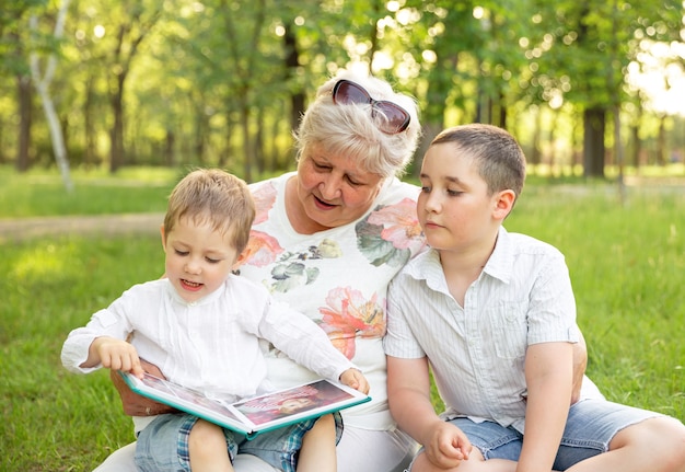 Happy senior woman smiling regardant loin ses petits-enfants mignons