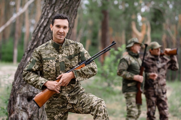 Happy Shooter avec chasse au lapin à la carabine en été.