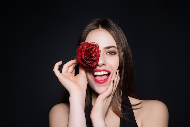 Happy smilig woman with flowers fashion portrait of young beautiful lady with flowers portrait of el
