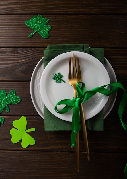 Happy st. Le jour de Patrick. Carte avec bière et trèfle porte-bonheur. Célébration des vacances de la Saint-Patrick. Symbole du festival irlandais. Concept chanceux.