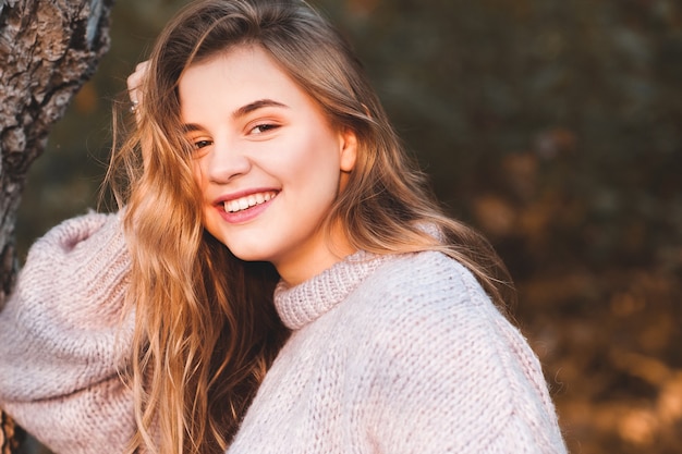 Happy teen girl wearing pull tricoté à l'extérieur