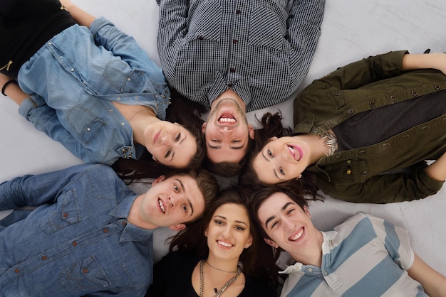 Happy Teens groupe de personnes isolé sur fond blanc