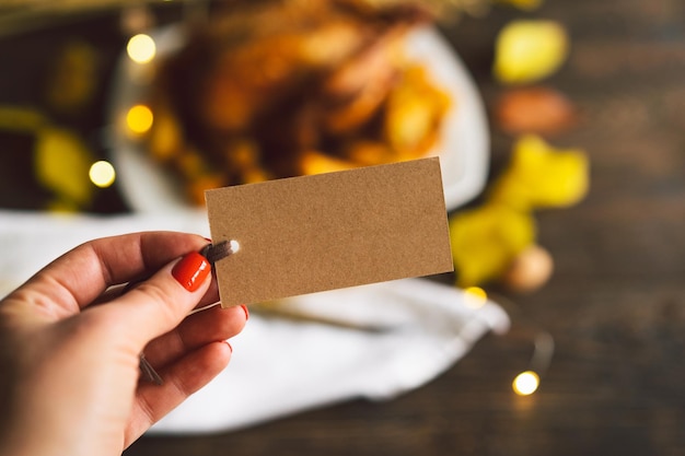 Happy Thanksgiving Composition d'automne avec des feuilles de citrouille mûre et de dinde de Thanksgiving sur une table en bois sombre Vue de dessus