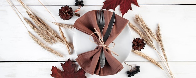 Happy Thanksgiving Day Table de fête sur fond blanc