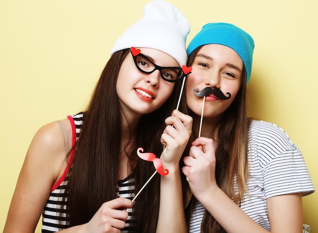 Happy time Élégant hipster sexy filles meilleures amies prêtes pour la fête Sur fond jaune