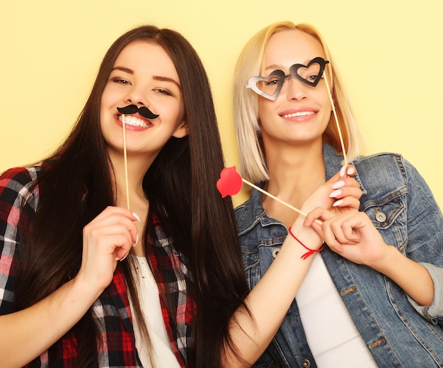 Happy time Élégant hipster sexy filles meilleures amies prêtes pour la fête Sur fond jaune