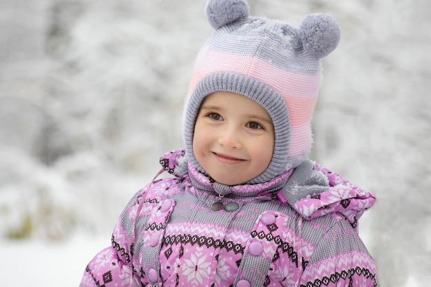 Happy Toddler girl portrait d'hiver jouant à l'extérieur pendant les vacances de Noël