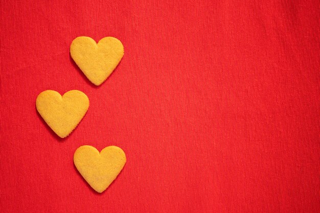 Happy valentine's day heart cookies sur fond rouge