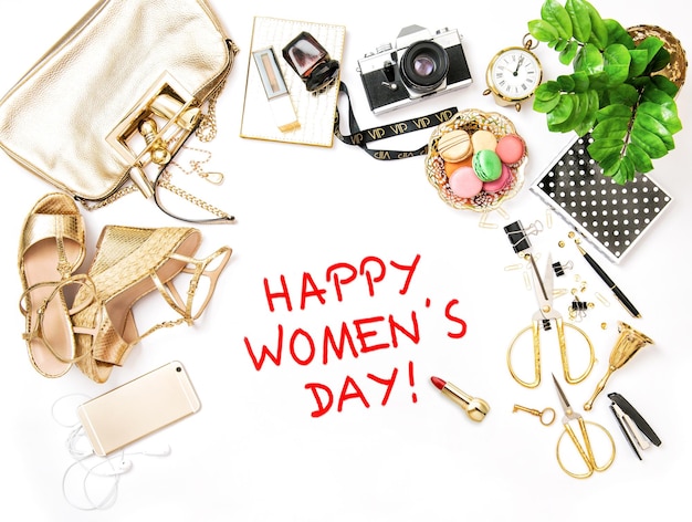 Photo happy womens day fashion mise à plat pour les blogueurs médias sociaux accessoires féminins sac chaussures fournitures de bureau iphone sur fond de tableau blanc