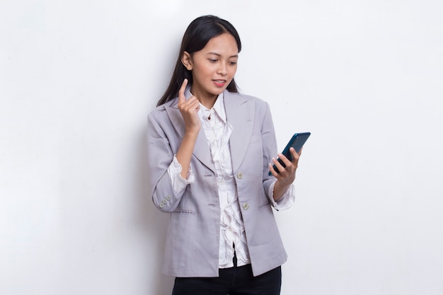 Happy young asian business woman using mobile phone isolé sur fond blanc