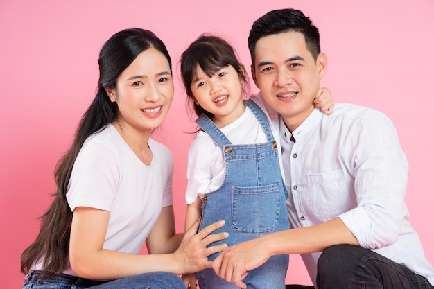 Happy young asian family image isolée sur fond rose