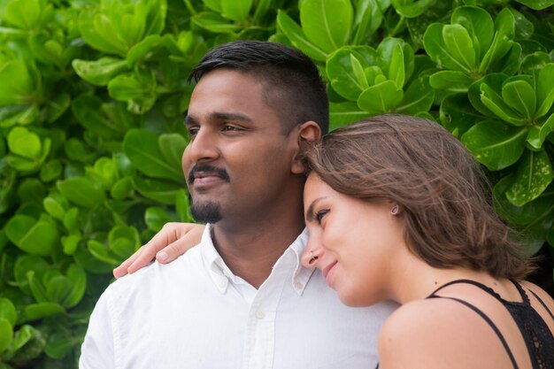 Happy young mix race couple sur fond vert