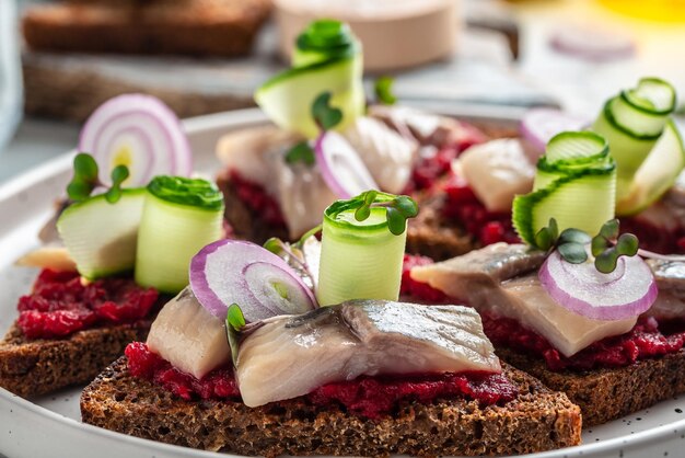 Hareng de l'Atlantique avec salade de betteraves concombre vert oignon et microgreen Sandwich avec filet de hareng cuisine scandinave