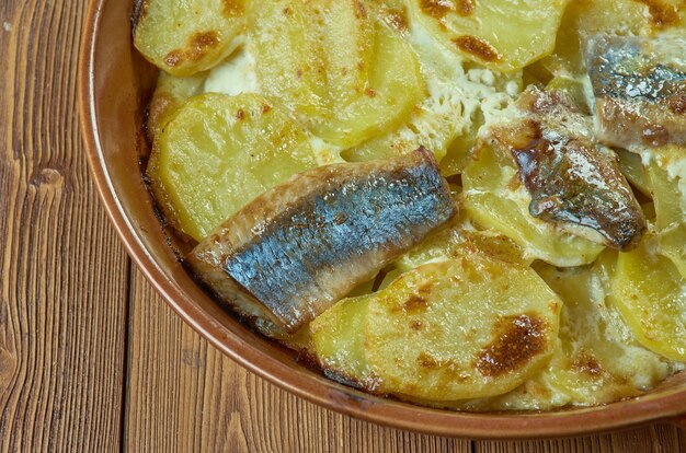 Hareng au four estonien Kiluvorm avec pommes de terre. Cuisine baltique