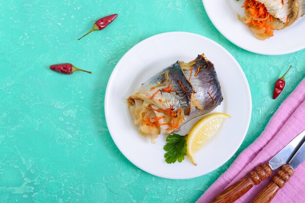 Hareng au four farci aux légumes. Rouleaux de poisson savoureux. La vue de dessus