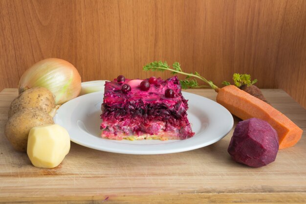 Hareng habillé ou hareng sous un manteau de fourrure. Cuisine traditionnelle russe. Salade étagée composée de dés de hareng mariné recouvert de couches de légumes râpés bouillis et de mayonnaise.