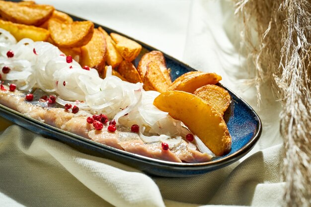 Hareng Légèrement Salé Avec Pommes De Terre Au Four Dans Une Assiette Mise Au Point Sélective