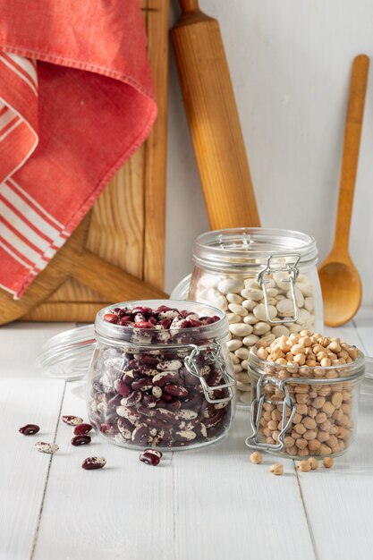 Haricot de grain cru dans un bocal en verre dans la cuisine à domicile. Source de protéines pour végétarien