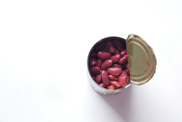 Haricot rouge de grains dans un récipient d'étain sur la table