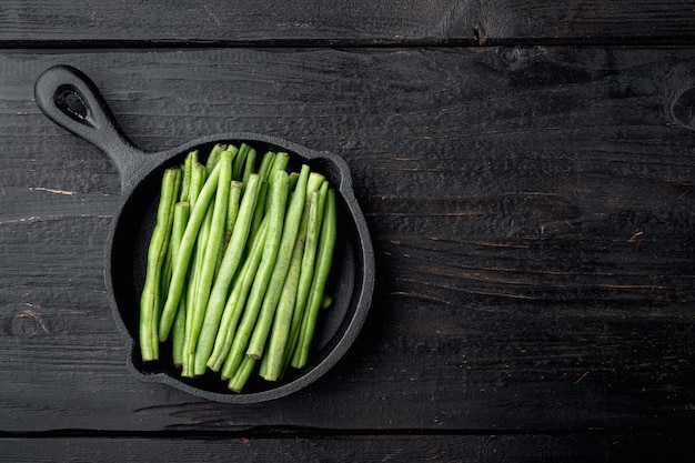 Haricot vert sur une planche à découper en bois