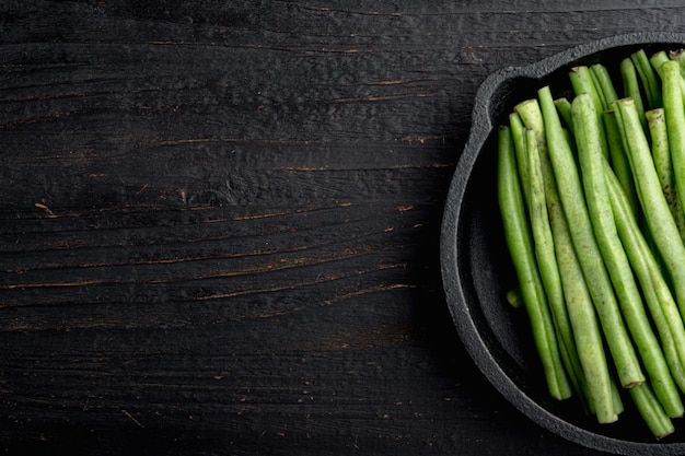 Haricot vert sur une planche à découper en bois