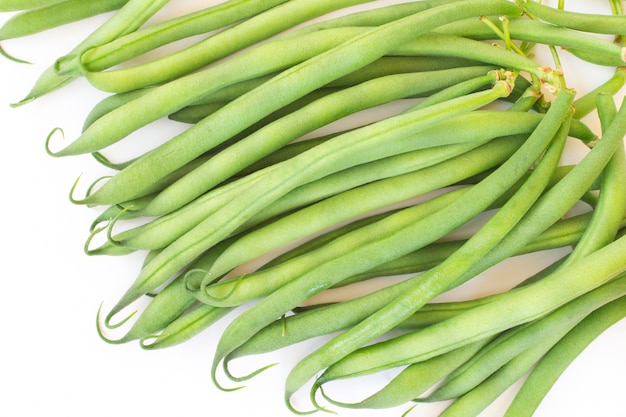 Haricots d'asperges sur un espace blanc.