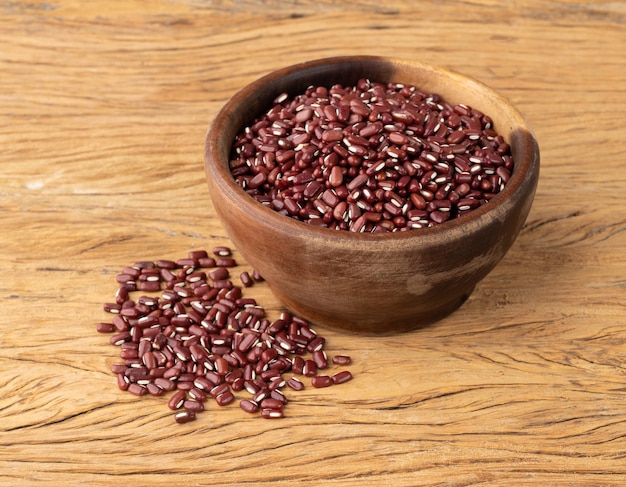 Haricots Azuki Dans Un Bol Au-dessus D'une Table En Bois.