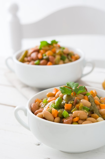 Haricots blancs aux légumes dans un bol