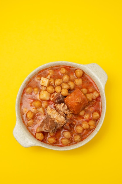 Haricots blancs bouillis avec légumes et sauce sur bol blanc