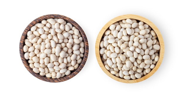 Haricots blancs dans un bol en bois isolé sur fond blanc. vue de dessus