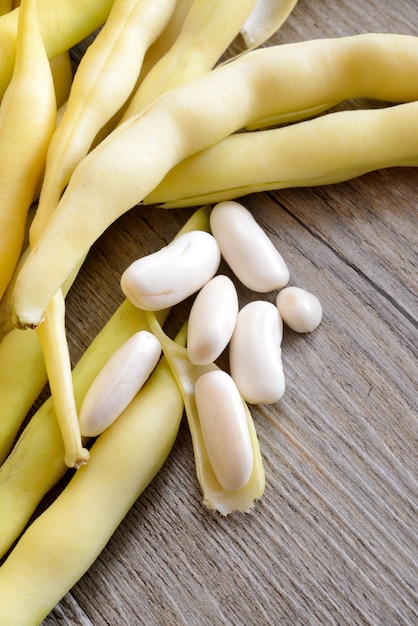 Haricots blancs frais sur table en bois