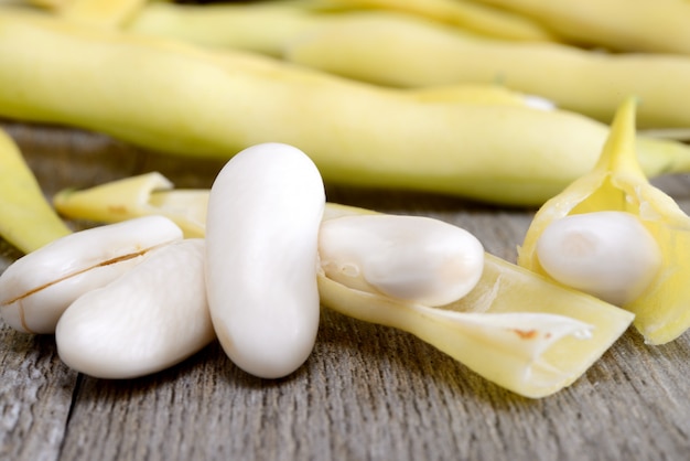 Haricots blancs frais sur table en bois