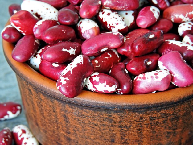 Haricots blancs rouges dans un bol