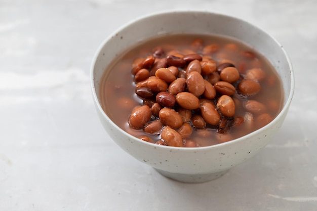 Haricots bouillis dans un petit bol en céramique sur céramique