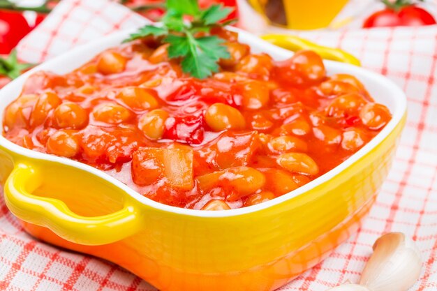 Haricots en conserve avec légumes à la sauce tomate