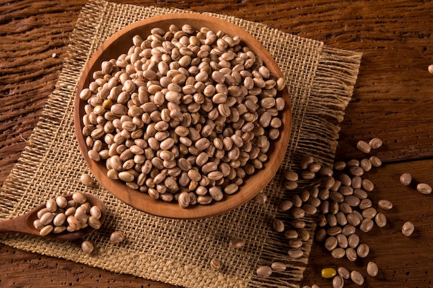 haricots dans un bol sur une table en bois