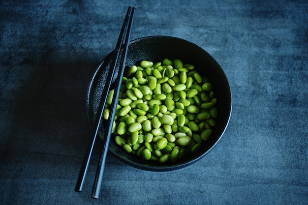 Haricots edamame dans un bol sur dark