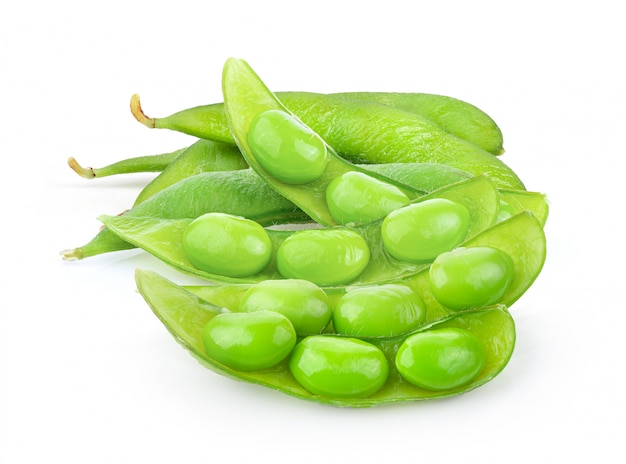 Haricots Edamame isolés sur blanc