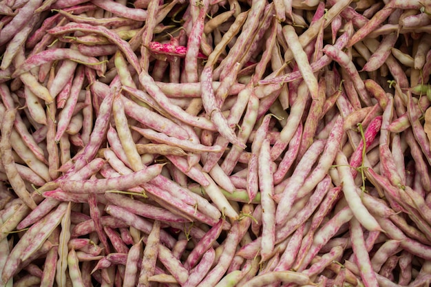 Haricots frais dans des sacs dans la vue