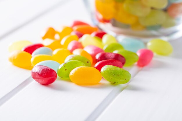 Haricots à la gelée colorés et sucrés sur table blanche