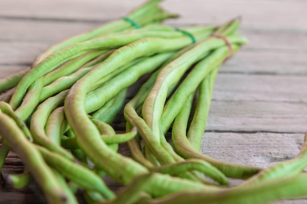 Haricots longs sur la table en bois