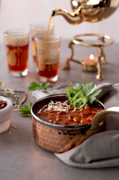 Haricots masala servis dans un plat isolé sur la vue latérale de la table de la nourriture arabe