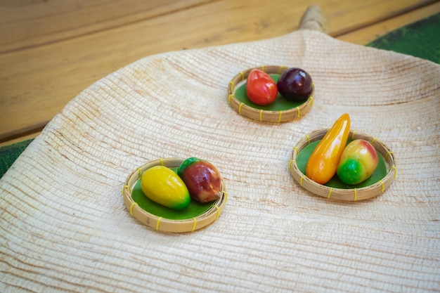 Haricots mungo en forme de fruits - Kanom Look Choup, Thai sweet vintage appliqué - moderne sur la plaque en osier